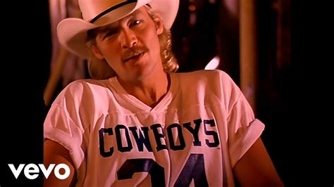 Alan Jackson - Chattahoochee (EN ESPAÑOL) (Letra y canción para escuchar) - Down by the river on a Friday night / A pyramid of cans in the pale moonlight / Talkin' 'bout cars and dreamin' about women / Never had a plan, just a livin' for the minute 